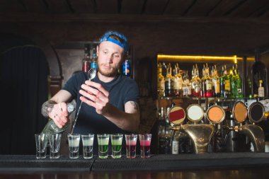 Barmen sakallı barda renkli alkollü çekim yapma