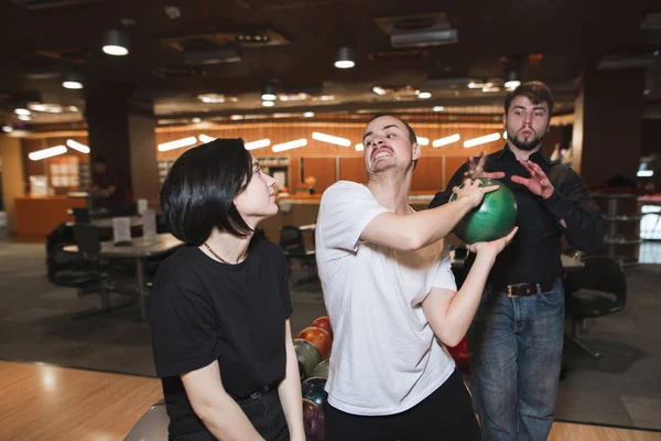 La lucha de los jóvenes en el club de bolos . —  Fotos de Stock