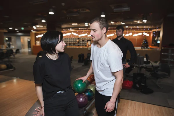 Bella giovane coppia in chat nel bowling club . — Foto Stock