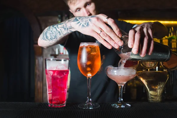 Barman Turnând Alcool Amestecat Agitator Sticlă Bar — Fotografie, imagine de stoc