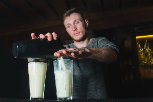 Бармен делает молочный алкогольный коктейль. Создайте приятный коктейль в баре ресторана . — стоковое фото