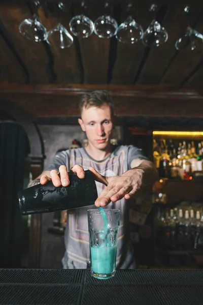 Bartender Creating Colored Blue Alcoholic Cocktail Bar Stand — Stock Photo, Image