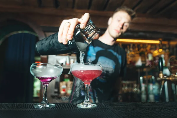 Barman Pouring Mixed Alcohol Shaker Glass Bar — Stock Photo, Image