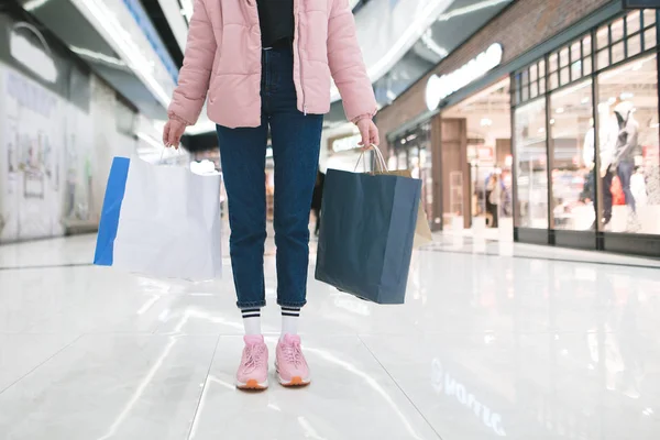 Stylisches Mädchen mit Einkaufstaschen in den Händen eines Einkaufszentrums. Einkaufskonzept. — Stockfoto