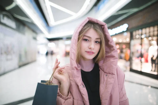 Porträtt av en vacker flicka i ett köpcentrum. Shopping koncept. — Stockfoto