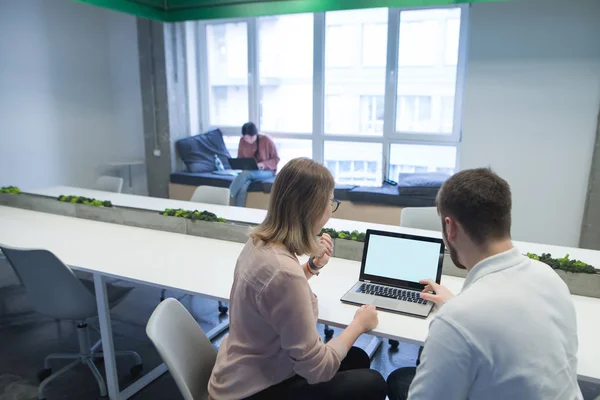 Muž a dívka pracovat jako tým na počítači v pracovním prostoru. Diskuze o pracovních procesů. Práce v coworking. — Stock fotografie
