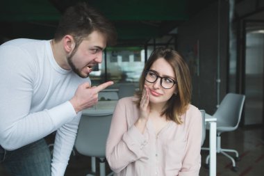 Adam patron ofiste çalışan kız, kavga. Cry çalışanın baş. Ofis durumda.