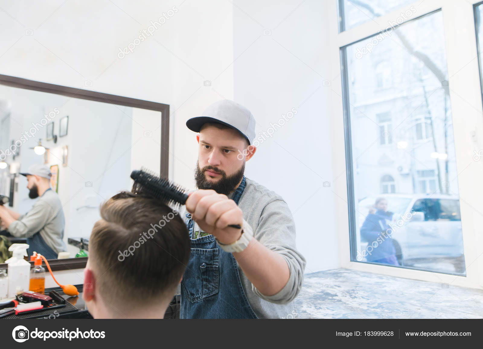 Stilnyj Muzhskoj Parikmaher Delaet Muzhskuyu Prichesku V Salone Krasoty Stilnaya Strizhka V Parikmaherskoj Stokovoe Foto C Bodnarphoto 183999628
