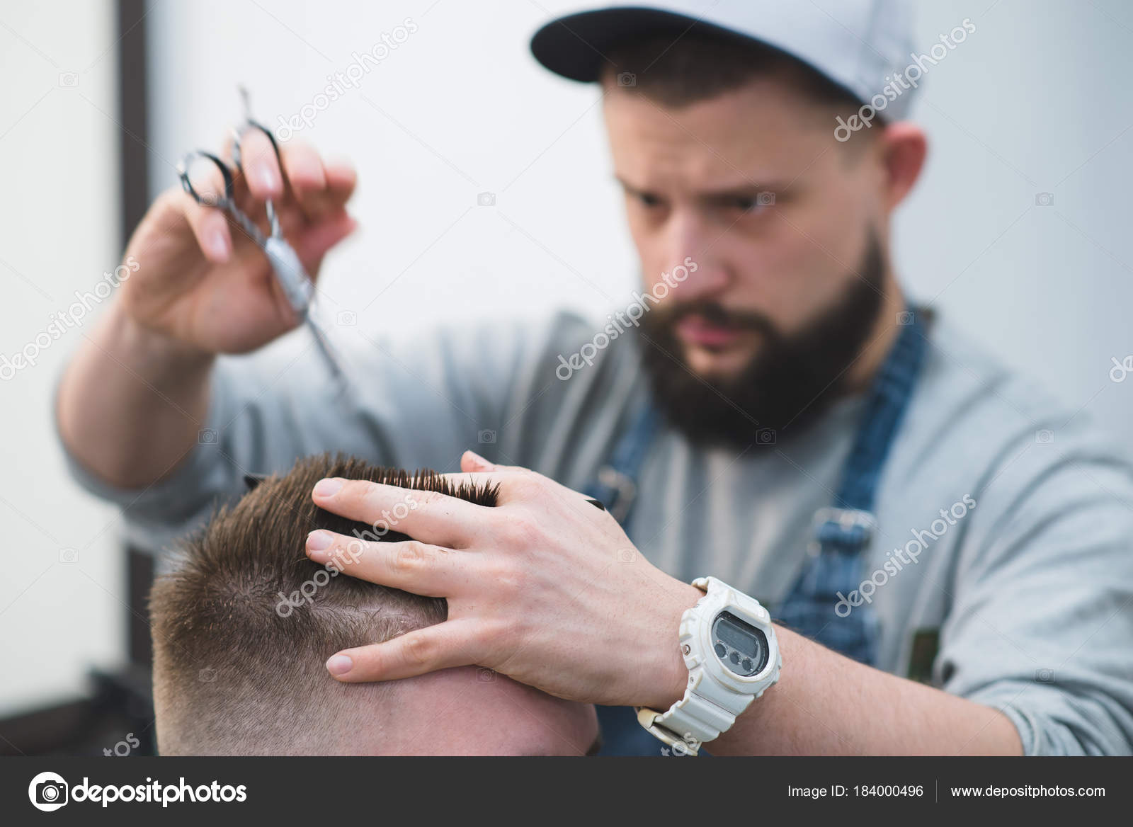 Friseur mit Bart schneidet Haare mit einer Schere und einem ... Friseur mit Bart schneidet Haare mit einer Schere und einem ...