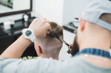 Şık erkekler saç berber dükkanı oluşturmak. Şık sakal Kuaför makas