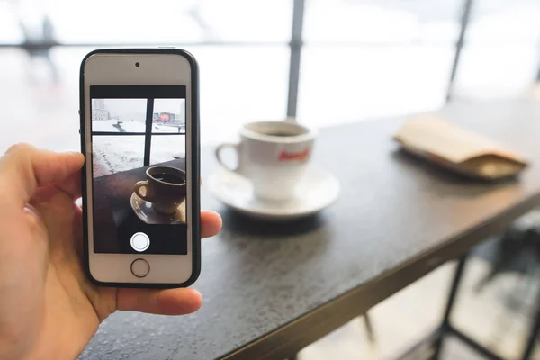 Pria tangan mengambil gambar kopi dan makanan ke telepon — Stok Foto