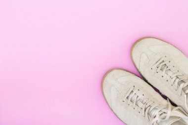 Parlak pembe bir arka plan üzerinde hafif spor ayakkabıları. Minimalist composi