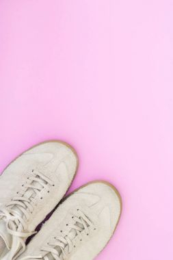 Parlak pembe bir arka plan üzerinde hafif spor ayakkabıları. Minimalist composi