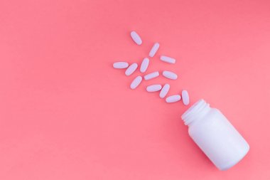 Döktü ilaç ve ilaç için bir pastel pembe beyaz bir kutu. Düz yatıyordu. Üstten Görünüm