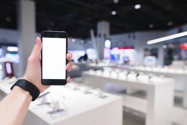 Bir teknoloji mağazası arka plan üzerinde beyaz bir ekran ile Smartphone.