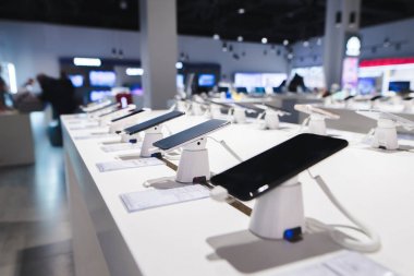 Elektronik mağazasından arka plan üzerinde akıllı telefonlar. Cep telefonları teknik mağaza bölümü. Modern gadget deposu