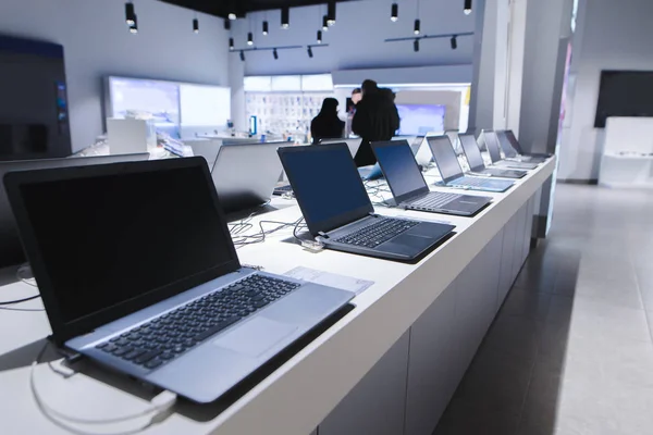 Ноутбуки в магазине современных технологий. Департамент компьютерных технологий — стоковое фото