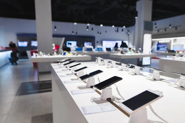 Viele Smartphones liegen im Technikladen auf dem Tisch. Ankauf — Stockfoto