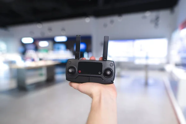 Panel de control Dron contra el telón de fondo de la tienda de tecnología —  Fotos de Stock