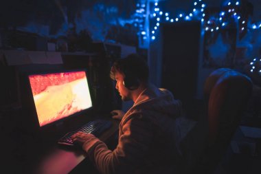 A oyun oturur rahat Oda evde bilgisayara odaklanmış bir