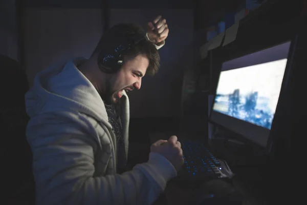 Perca no jogo no seu computador. Um jogador furioso no computador em casa. Um homem jogando boro joga jogos de computador em casa em seu quarto — Fotografia de Stock