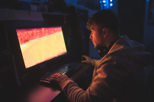 Gamer plays horror games at night at the computer. The man is si — Stock Photo, Image