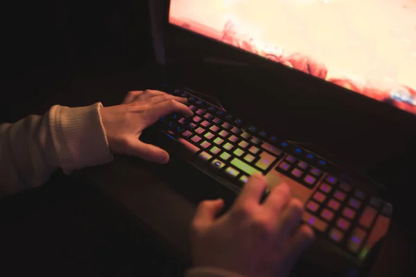 Gamer τα χέρια στο πληκτρολόγιο ενώ παίζετε στον υπολογιστή. Gamer co — Φωτογραφία Αρχείου