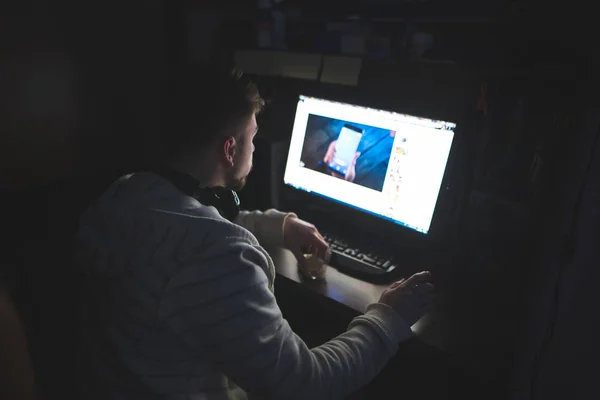 Suami saya bekerja di rumah di komputer di malam hari. Berselancar malam di Internet . — Stok Foto
