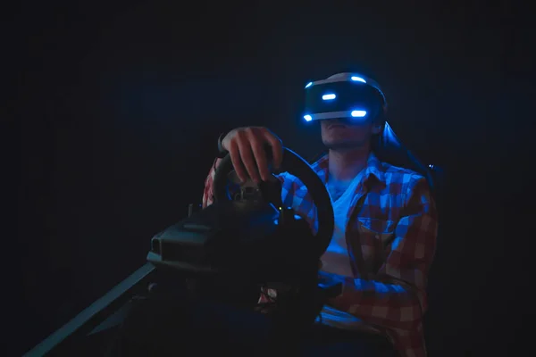 Adam sanal gerçeklik Gözlükte üç boyutlu video oyunları oynuyor. VR yarış araba simülatörü