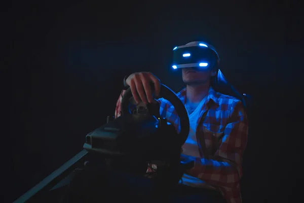 Людина грає в тривимірні відеоігри в окулярах віртуальної реальності. Гонки vr на симуляторі автомобіля Ліцензійні Стокові Фото
