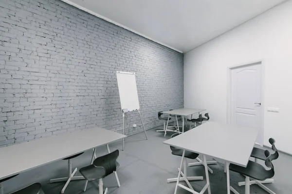 明るいスタイリッシュなオフィスの部屋。オフィスで灰色のインテリア。最小限の作業スペース — ストック写真