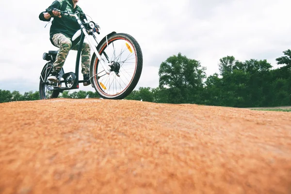 Un uomo va in bici a piedi. Passeggiata intorno al parco in bicicletta — Foto Stock