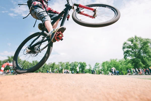 Tricks auf dem Fahrrad. Ein junger Mann springt auf ein Mountainbike. Radsportkonzept. — Stockfoto