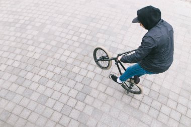 BMX freestyle. Genç bir adamiçin de rahat kıyafetler hileci Bmx bisiklet üzerinde yapar. Üstten Görünüm