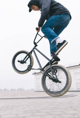 BMX freestyle kapatın. Genç bir adam Dublörler bir Bmx bisiklet üzerinde yapar. Sokak kültürü