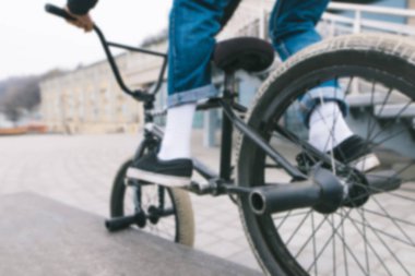 Bulanık, soyut fotoğraf bmx sürücüsü. Bmx bisiklet bmx kavram A bisikletçi rides