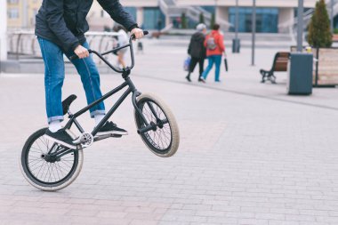 BMX freestyle. Bmx bisiklet üzerinde bir parkta yapan genç adam. Arka tekerlek bisiklet bisikletçi trenlerde