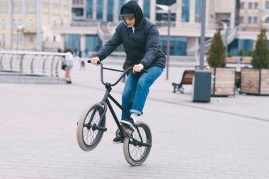 Teen hileci Bmx Bmx. bisikletçi sürmek bir bisiklet park etrafında yapıyor ve hileler yapar. BMX kavramı