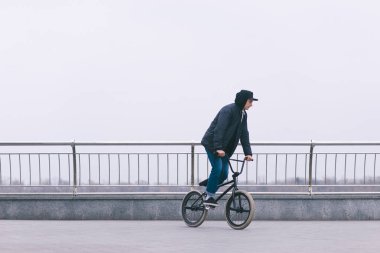 Casual giyim Bmx Bmx. konsepti üzerine binen bir bisikletçi portresi. Bisikletle yürüyüş