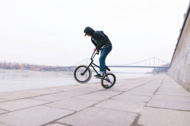 BMX freestyle. Nehir setin BMX hileci. Sokak kültürü