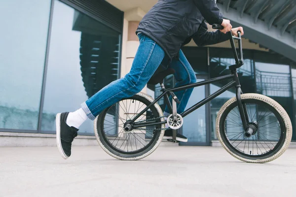 Een man met een Bmx fiets in de stad op de achtergrond van het platform. Fietsen. BMX cultuur — Stockfoto