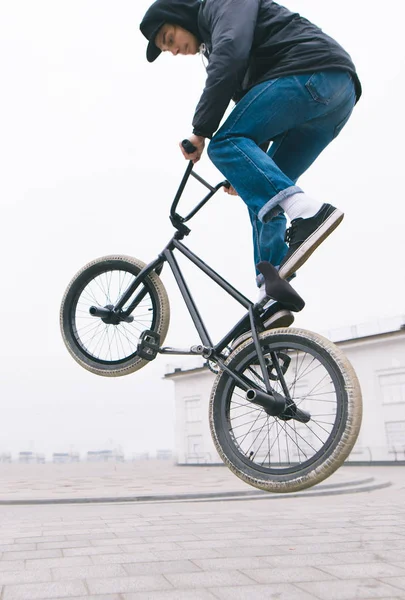 Bmx 자유형 닫습니다. 젊은 남자 Bmx 자전거 묘기를 만든다. 거리 문화 — 스톡 사진