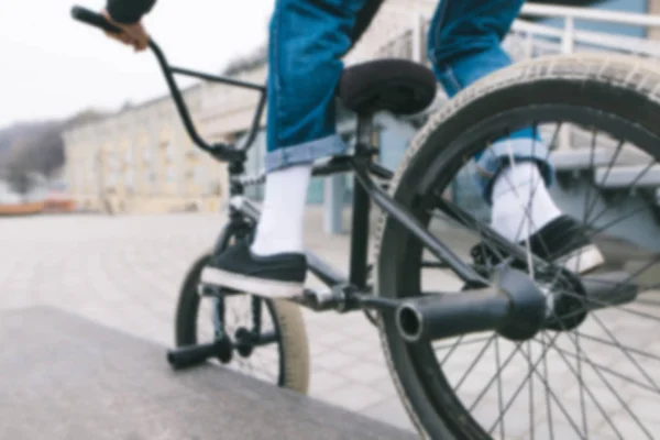 Vage, abstracte foto bmx rider. BMX concept A fietser rijdt een Bmx fiets — Stockfoto
