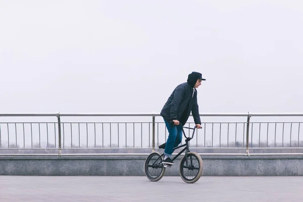 Retrato de um ciclista em roupas casuais que anda na BMX. Conceito BMX. Andar de bicicleta — Fotografia de Stock