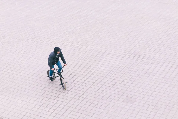 Foto minimalista de um adolescente andando de bicicleta BMX. Vista superior . — Fotografia de Stock