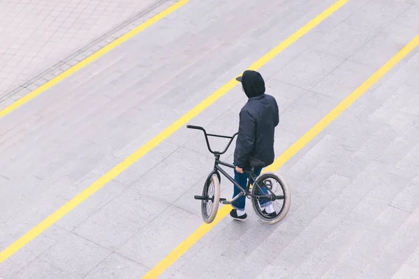 Elegante chico motociclista BMX caminando por la ciudad. Concepto BMX. Vista superior —  Fotos de Stock