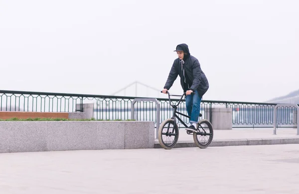 Elegante ciclista BMX viaja ao longo da orla marítima. Caminhe em BMX na cidade. Conceito BMX. Cultura de rua — Fotografia de Stock