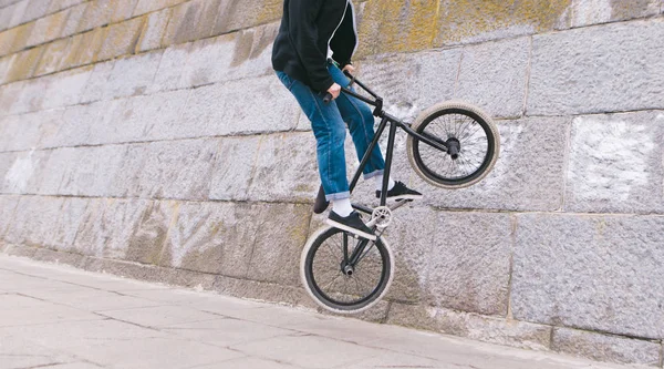 BMX estilo livre. acrobacias na bicicleta BMX. O piloto BMX cavalga ao longo de uma parede curva . — Fotografia de Stock