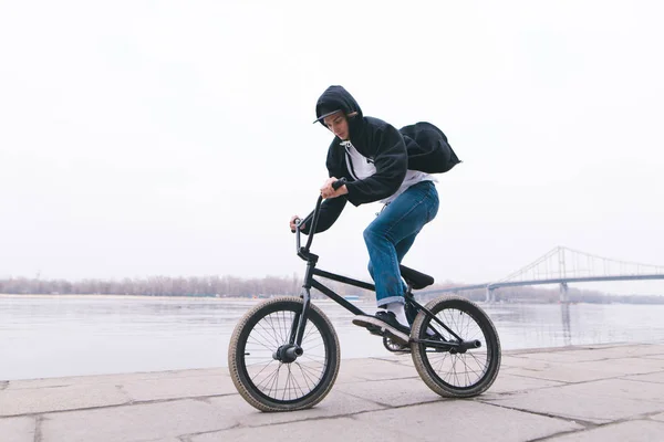 BMX cavalier fait du vélo en plein air. Concept BMX. Style de rue . — Photo