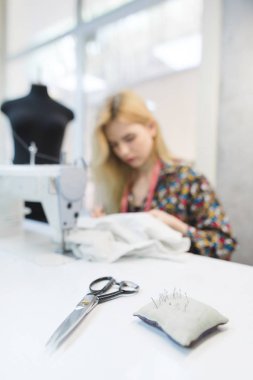 Makas ve yastık seamstresses işyerinde çalışma arka plan üzerinde iğne ile. İş yerinde seamstresses için. Dikiş kavramı. Terzi iş